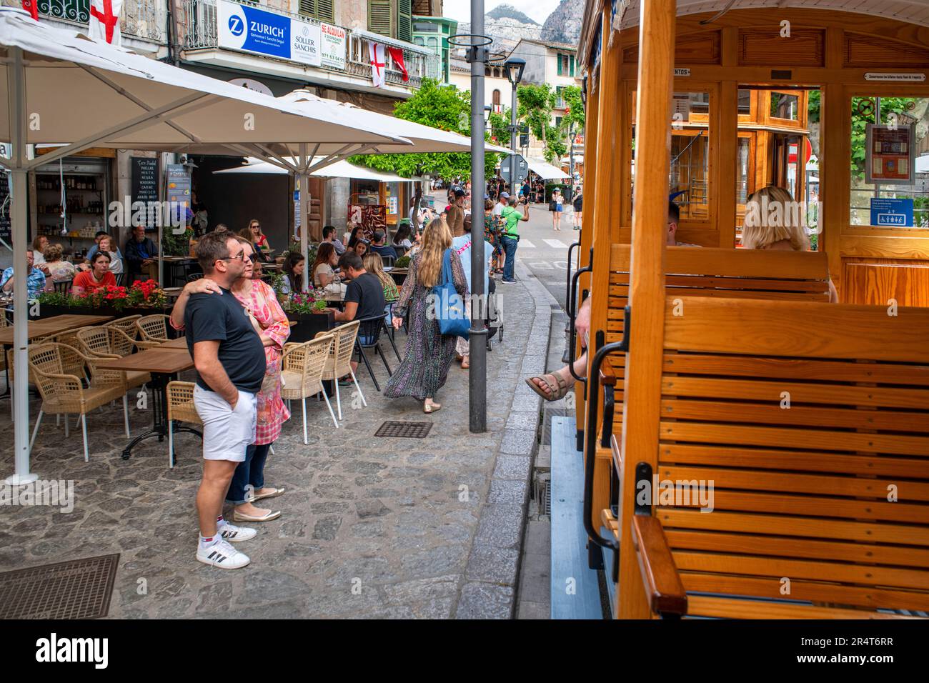 Centro del villaggio di Soller. Tram d'epoca presso il villaggio di Soller. Il tram opera un servizio 5kms dalla stazione ferroviaria nel villaggio di Soller al Puer Foto Stock