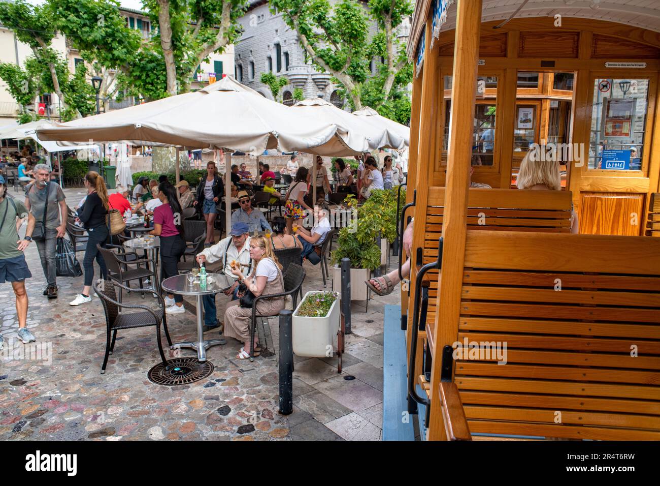 Centro del villaggio di Soller. Tram d'epoca presso il villaggio di Soller. Il tram opera un servizio 5kms dalla stazione ferroviaria nel villaggio di Soller al Puer Foto Stock
