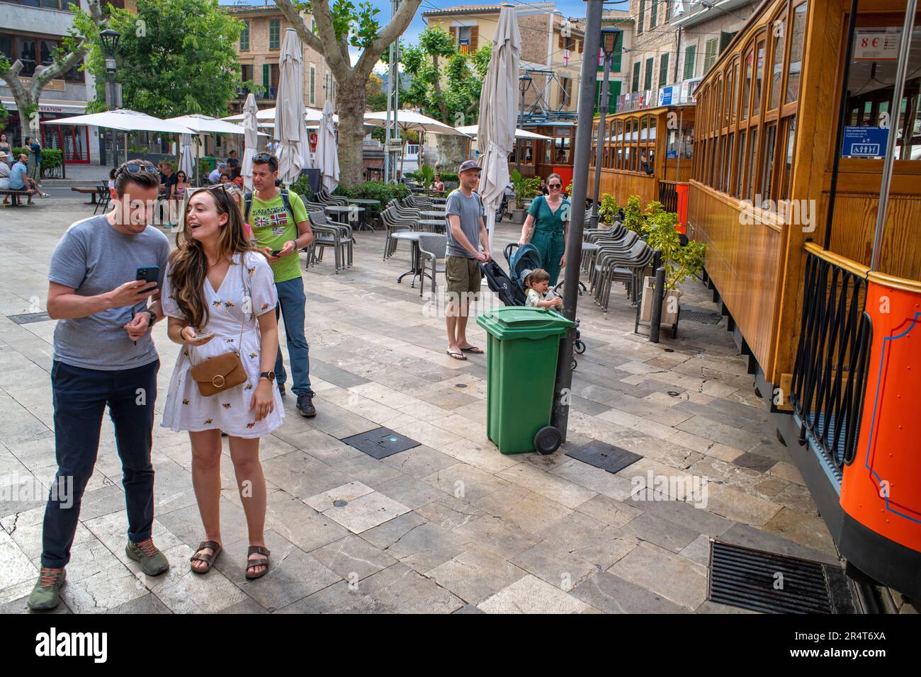 Centro del villaggio di Soller. Tram d'epoca presso il villaggio di Soller. Il tram opera un servizio 5kms dalla stazione ferroviaria nel villaggio di Soller al Puer Foto Stock