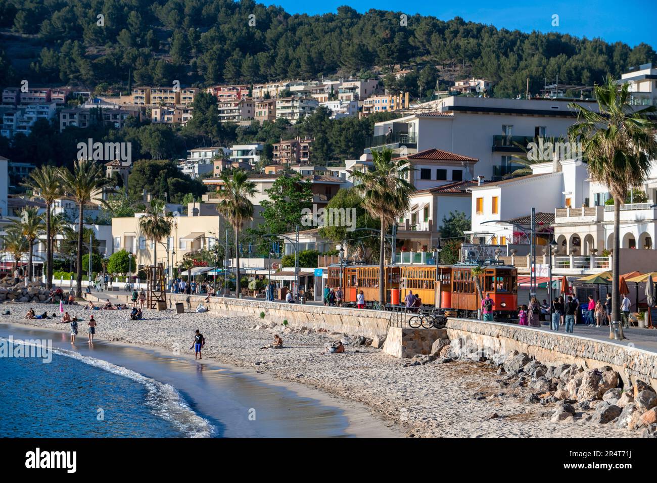 Vista aerea del tram d'epoca al villaggio di Port de Soller. Il tram opera un servizio 5kms dalla stazione ferroviaria nel villaggio di Soller al Foto Stock
