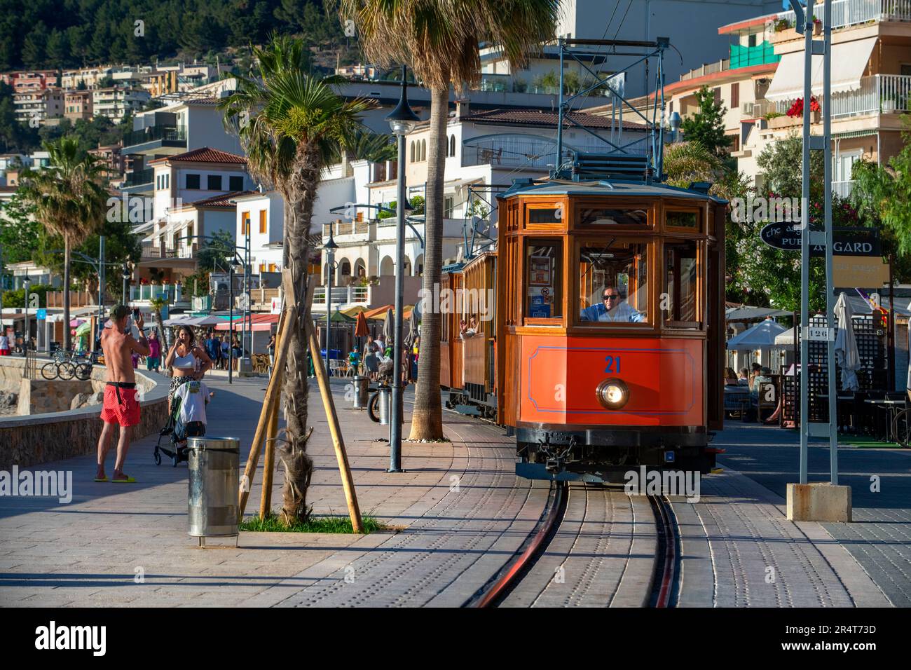 Tram d'epoca presso il villaggio di Port de Soller. Il tram opera un servizio 5kms dalla stazione ferroviaria nel villaggio di Soller al Puerto de Soller, S. Foto Stock