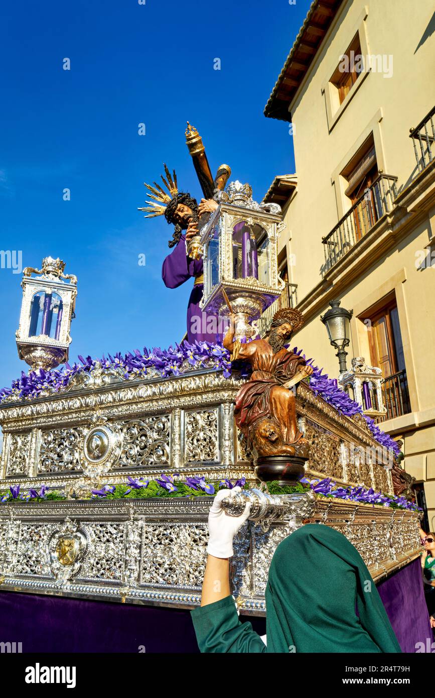 Andalusia Spagna. Processione alla Semana Santa (settimana Santa) di Granada. Statue sante montate su carri Foto Stock