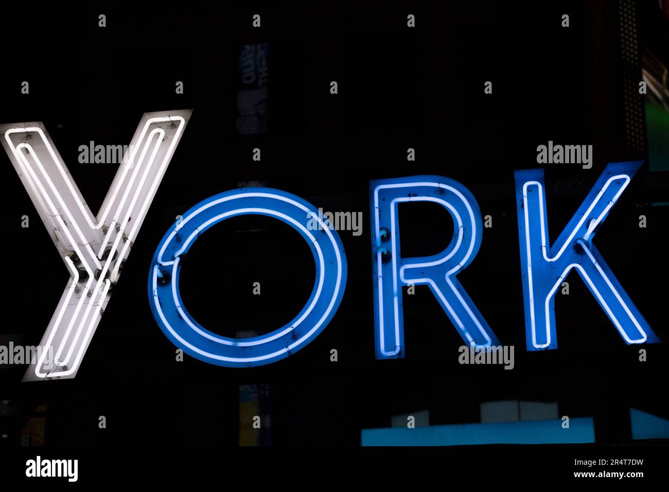 SEGNALETICA al neon PER STATI UNITI, New York, "York" in Times Square. Foto Stock