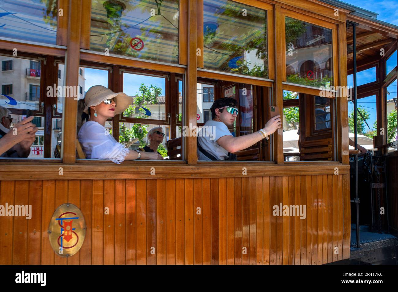 Turisti all'interno del tram d'epoca al centro del villaggio di Soller. Il tram opera un servizio 5kms dalla stazione ferroviaria nel villaggio di Soller al Foto Stock