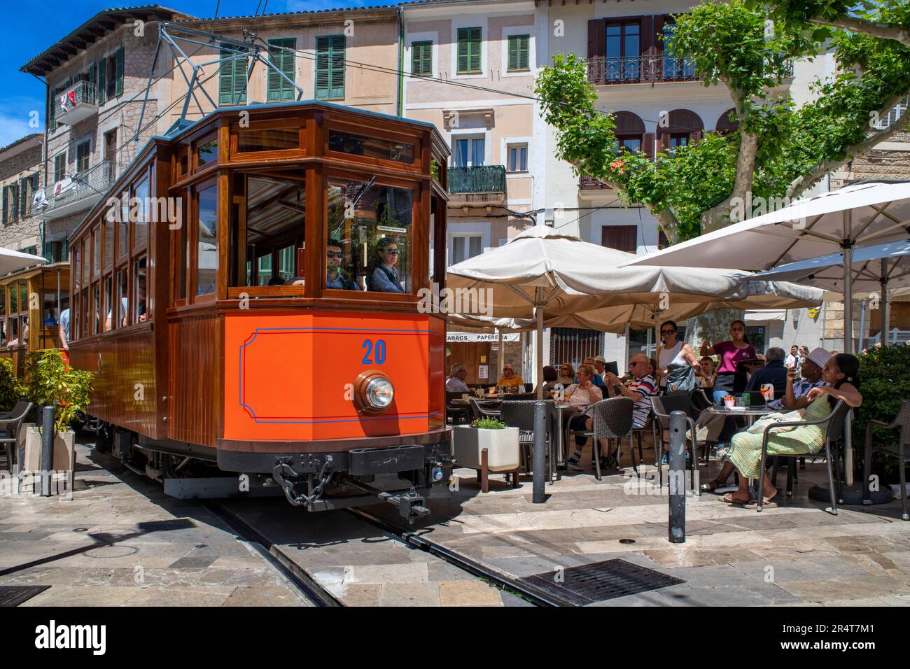 Centro del villaggio di Soller. Tram d'epoca presso il villaggio di Soller. Il tram opera un servizio 5kms dalla stazione ferroviaria nel villaggio di Soller al Puer Foto Stock