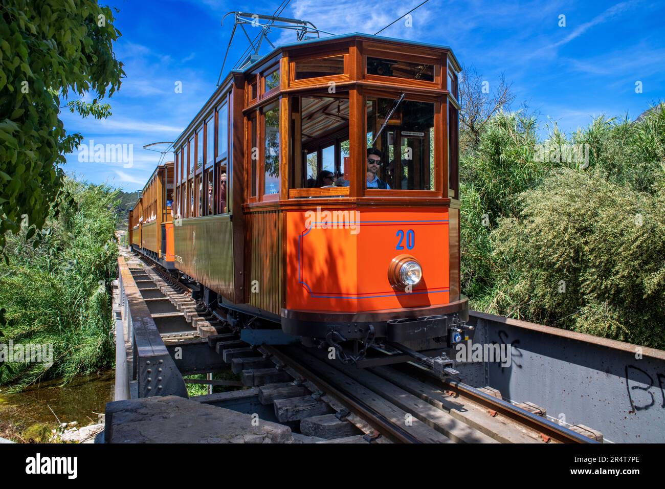 Tram d'epoca vicino al villaggio di Soller. Il tram opera un servizio 5kms dalla stazione ferroviaria nel villaggio di Soller al Puerto de Soller, Sol Foto Stock