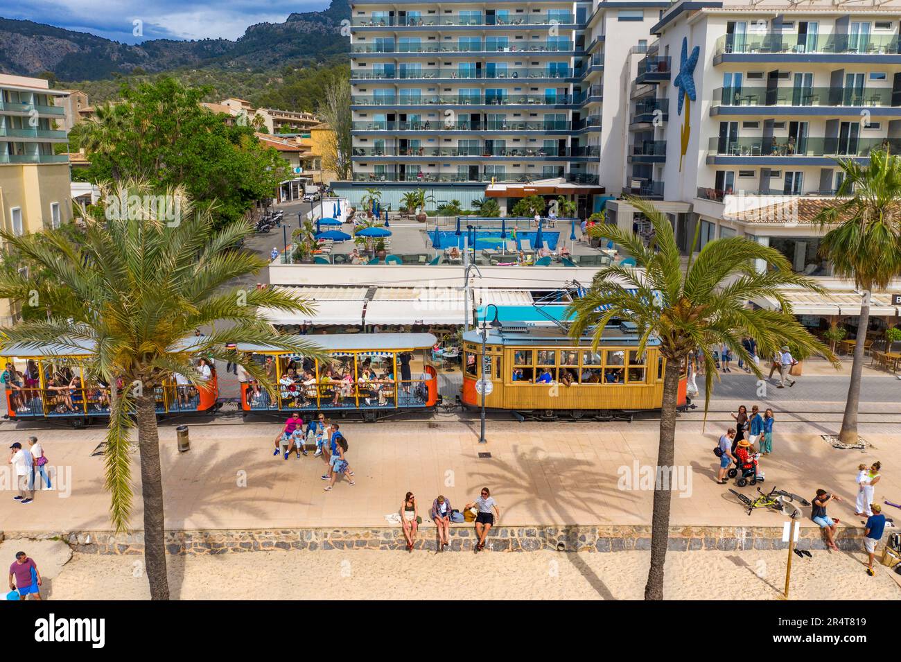 Vista aerea del tram d'epoca al villaggio di Port de Soller. Il tram opera un servizio 5kms dalla stazione ferroviaria nel villaggio di Soller al Foto Stock