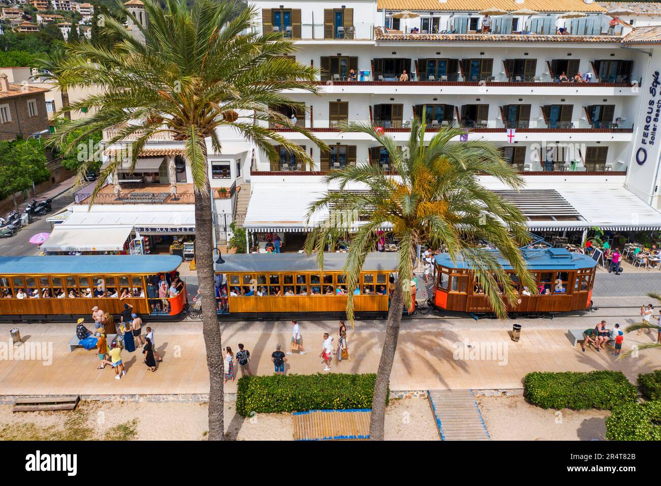 Vista aerea del tram d'epoca al villaggio di Port de Soller. Il tram opera un servizio 5kms dalla stazione ferroviaria nel villaggio di Soller al Foto Stock
