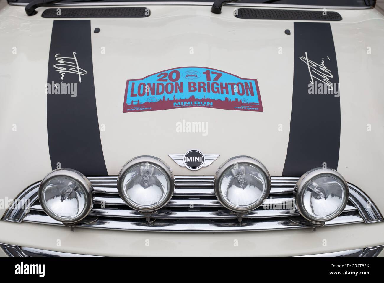 Brighton, UK - Maggio 19 2019: Primo piano del cofano o del cofano di un John Cooper Mini che partecipa al London Brighton Mini Run 2019 sul lungomare. Foto Stock