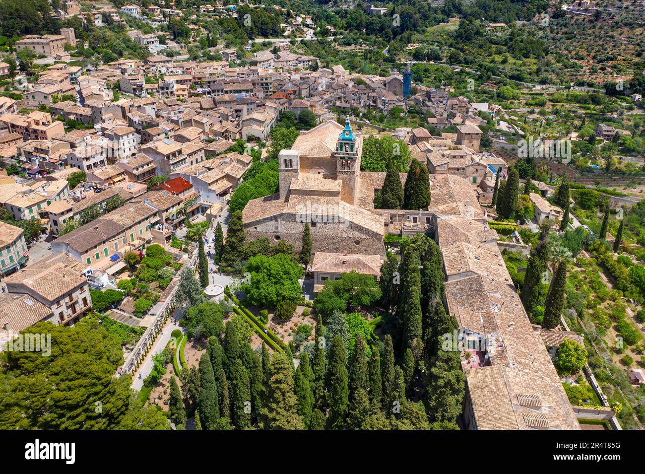 Veduta aerea della Real Cartuja de Valldemossa, un'antica Certosa fondata come residenza reale, isola di Maiorca, isole Baleari, Spagna. T Foto Stock