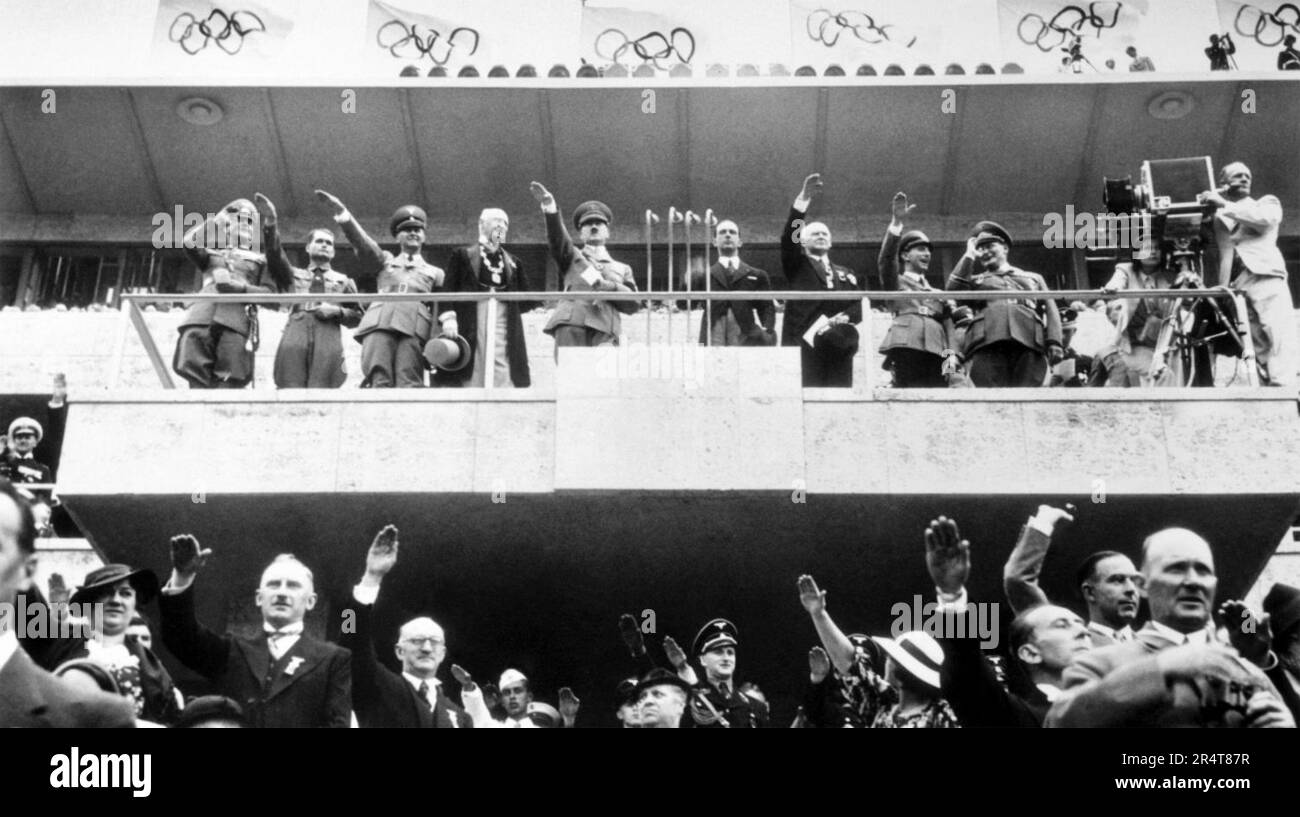 1936 OLIMPIADI ESTIVE A BERLINO. Hitler prende il saluto alla cerimonia di apertura. A destra è Leni Riefenstahl con il suo cameraman. Alla sua destra sono Goering e Goebbels Foto Stock