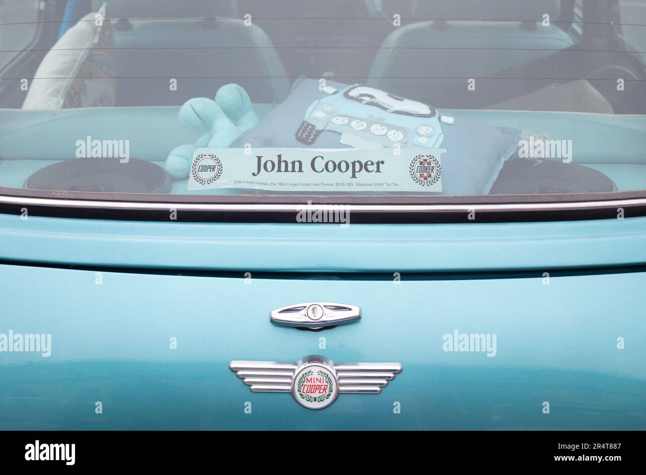 Brighton, Regno Unito - Maggio 19 2019: Vista dettagliata del lunotto di un Mini blu che partecipa al London Brighton Mini Run 2019. Foto Stock