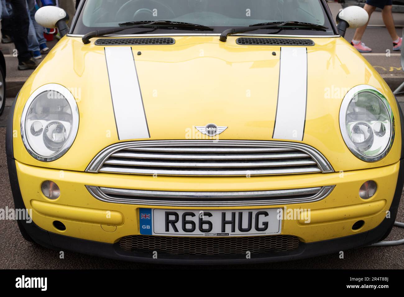 Brighton, UK - Maggio 19 2019: Un dettaglio closeup del cofano di una Mini auto gialla con strisce bianche in mostra come parte del London Brighton Mini Run 2019. Foto Stock