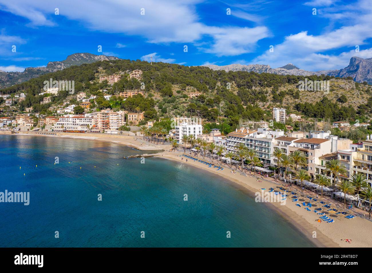 Veduta aerea della spiaggia di Platja de Port de soller, Port de Soller, Mallorca, Isole Baleari, Spagna Foto Stock
