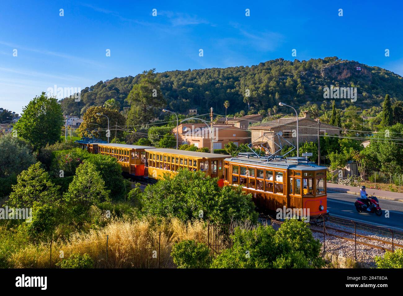 Tram d'epoca vicino al villaggio di Soller. Il tram opera un servizio 5kms dalla stazione ferroviaria nel villaggio di Soller al Puerto de Soller, Sol Foto Stock
