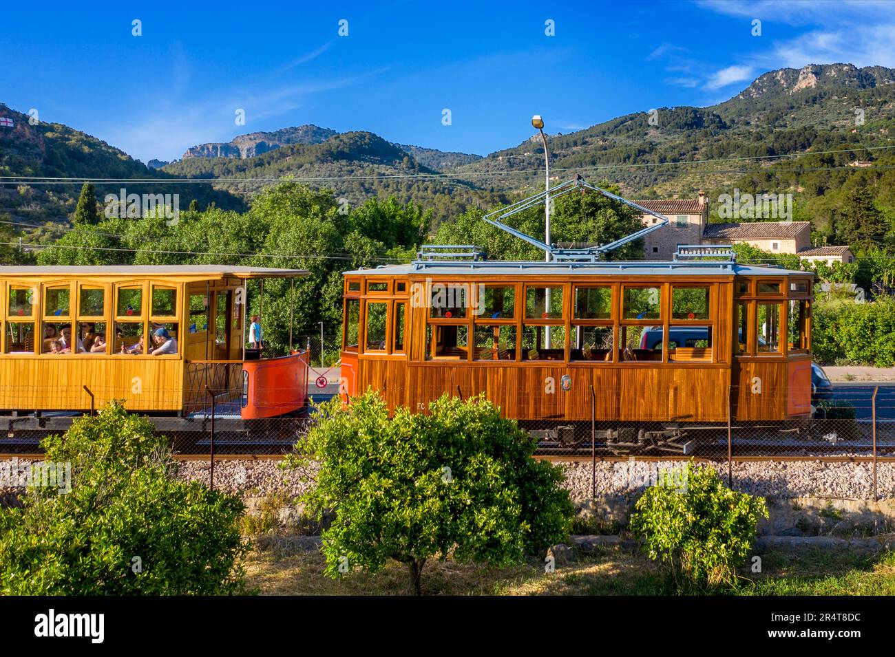 Tram d'epoca vicino al villaggio di Soller. Il tram opera un servizio 5kms dalla stazione ferroviaria nel villaggio di Soller al Puerto de Soller, Sol Foto Stock