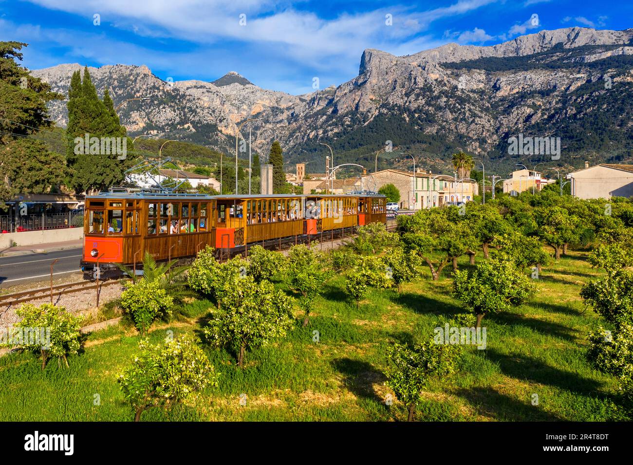 Tram d'epoca vicino al villaggio di Soller. Il tram opera un servizio 5kms dalla stazione ferroviaria nel villaggio di Soller al Puerto de Soller, Sol Foto Stock