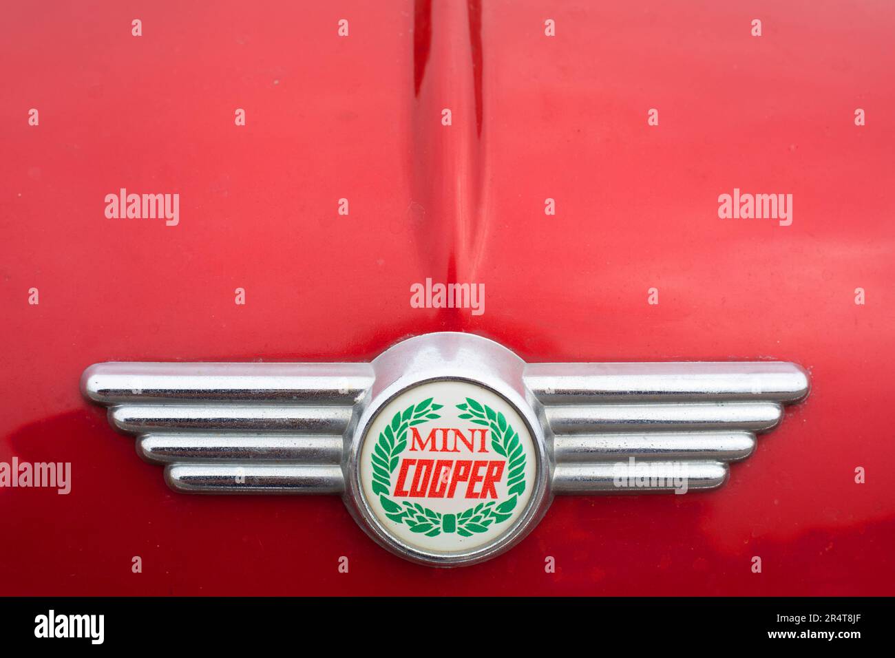 Brighton, Regno Unito - Maggio 19 2019: Un badge Mini Cooper da una Mini auto rossa che partecipa al London Brighton Mini Run 2019. Foto Stock
