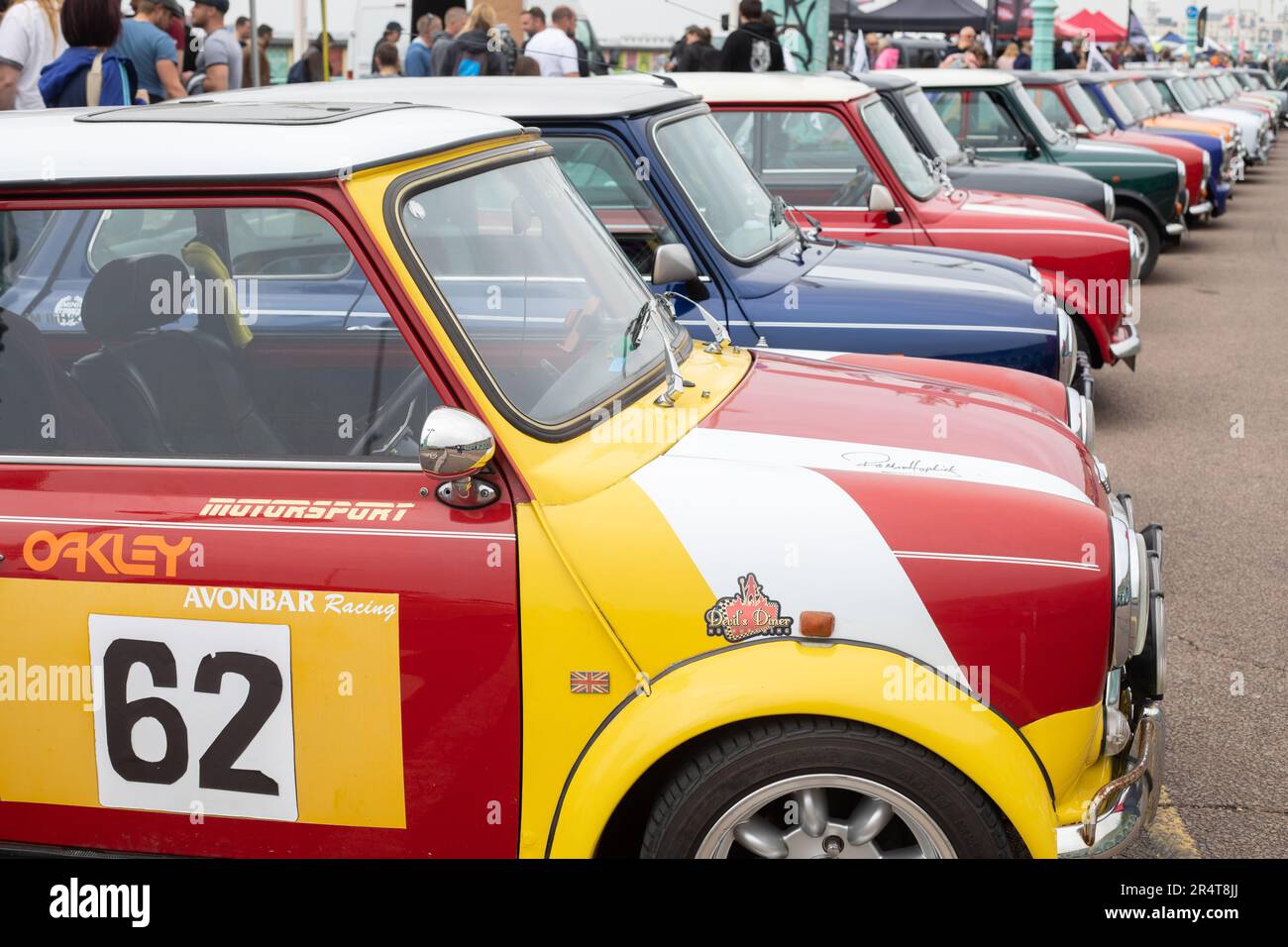 Brighton, Regno Unito - Maggio 19 2019: Una fila di Mini car che partecipano al London Brighton Mini Run 2019 si allungano in lontananza. Foto Stock