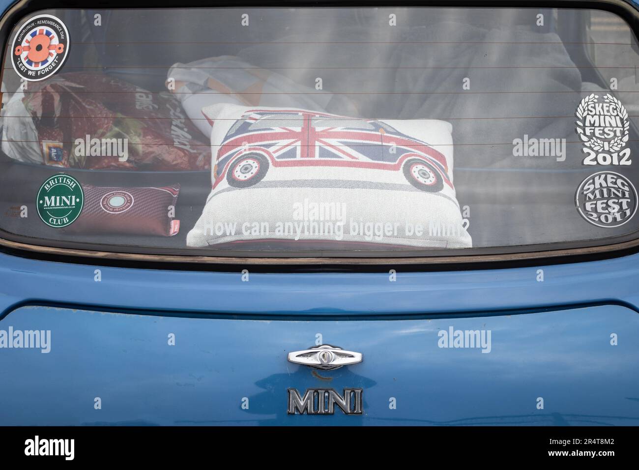 Brighton, Regno Unito - Maggio 19 2019: Vista dettagliata del lunotto di una mini-auto blu che partecipa al London Brighton Mini Run 2019. Foto Stock