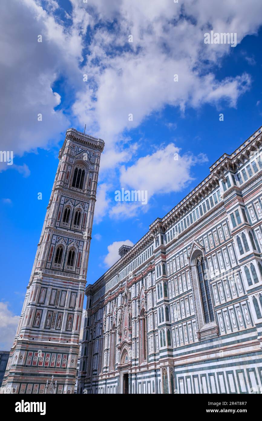 Campanile di Giotto a Firenze. Il maestoso campanile della Cattedrale di Santa Maria del Fiore è un capolavoro del gotico italiano. Foto Stock