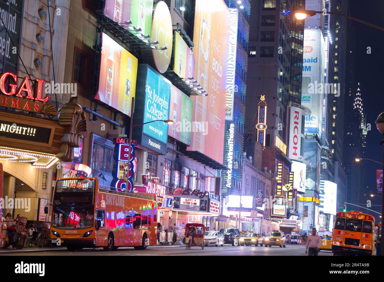US, New York, 42esima strada di notte con l'edificio Chrysler sullo sfondo. Foto Stock
