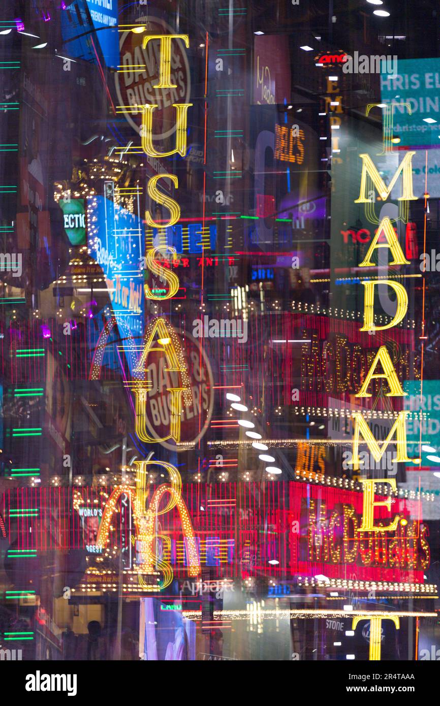 Cartelli stradali US, New York, Neon intorno a Times Square con riflessi e multi esposizione. Foto Stock
