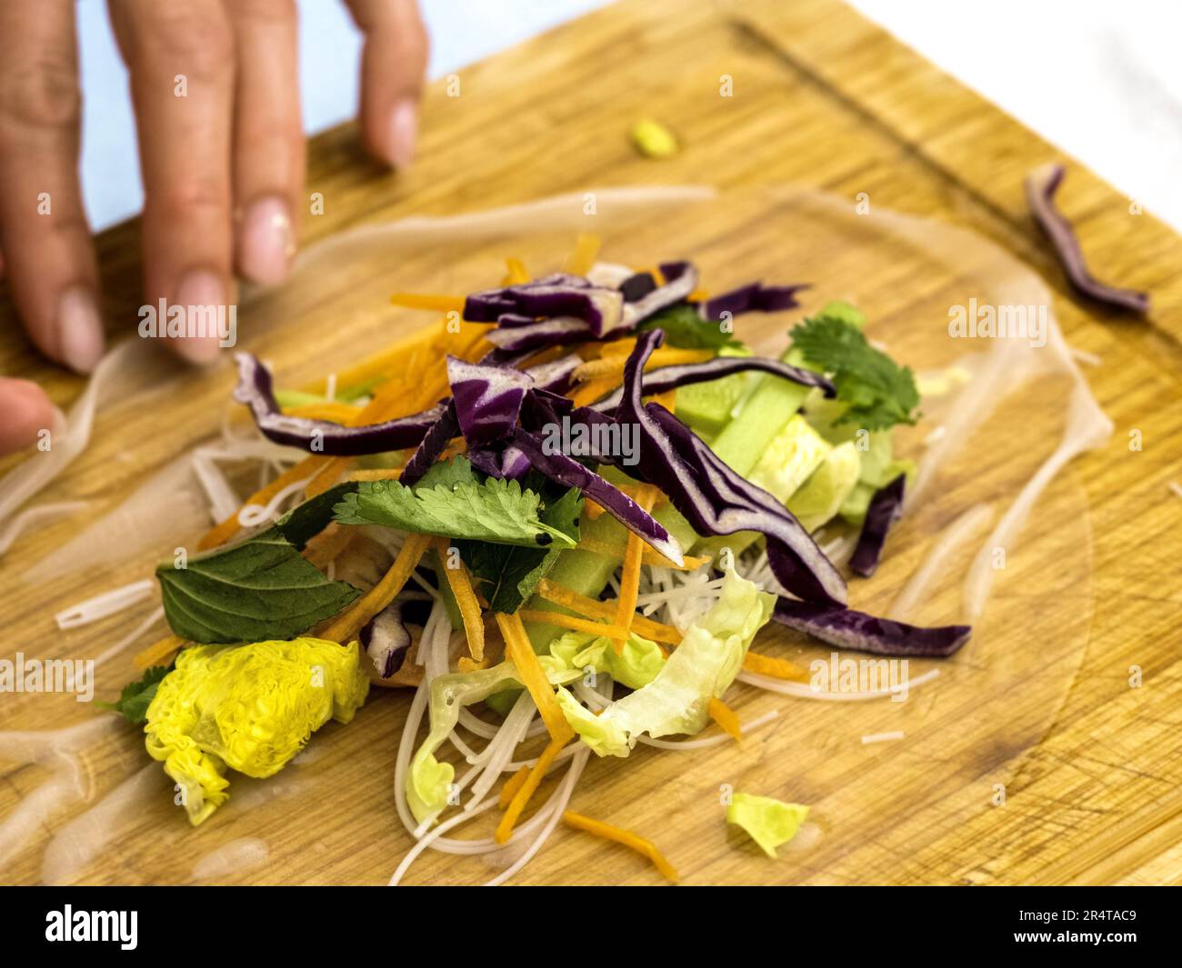 involtini primavera vegani verdure preparate avvolte in foglio naturale trasparente di riso Foto Stock