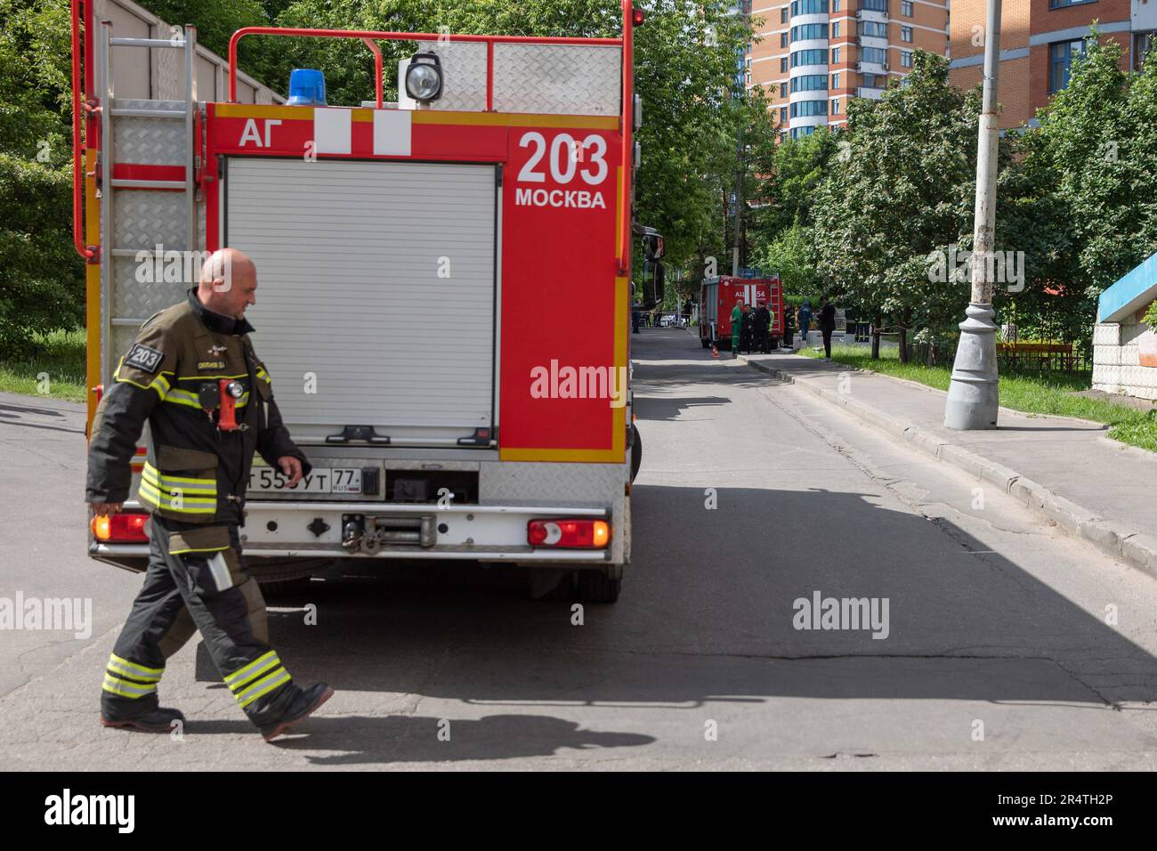 Mosca, Russia. 30th maggio, 2023. Un vigile del fuoco lavora nel sito di un attacco di droni a Mosca, Russia, 30 maggio 2023. Diversi edifici sono stati leggermente danneggiati da un attacco di droni a Mosca all'inizio di martedì, ha riferito la RIA Novosti della Russia, citando il sindaco di Mosca Sergei Sobyanin. Sobyanin ha detto che non ci sono state segnalazioni immediate di lesioni gravi. Tutti i servizi di emergenza erano sulla scena e, ha detto, sono in corso ulteriori indagini sull'attacco. Credit: Bai Xueqi/Xinhua/Alamy Live News Foto Stock