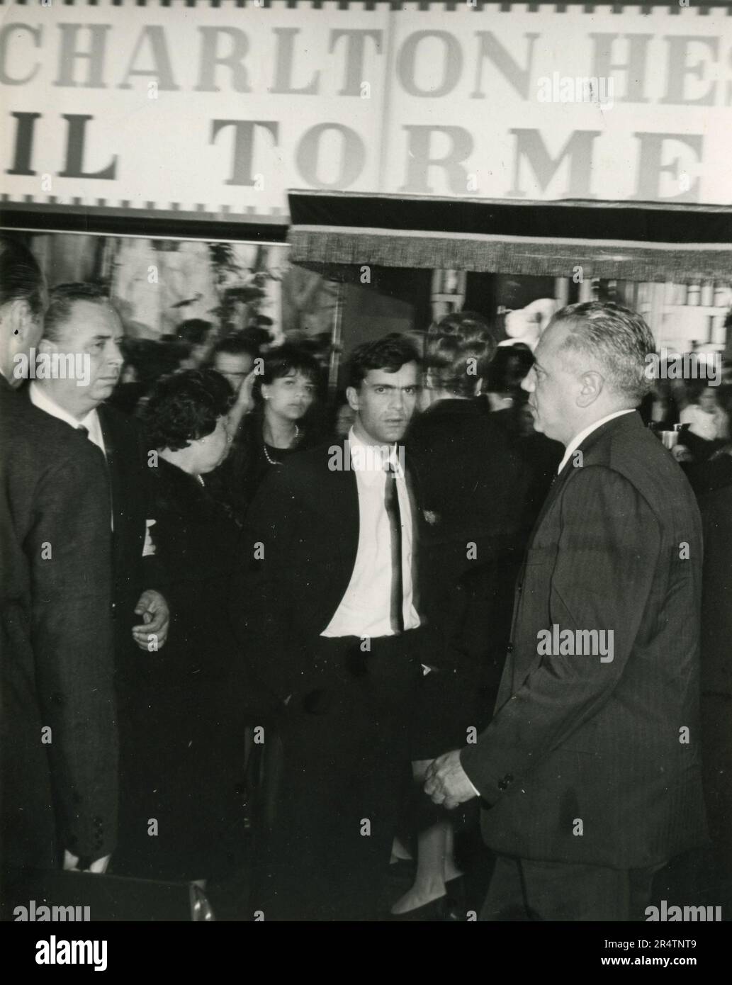 Persone in piedi fuori dal cinema, Italia 1960s Foto Stock