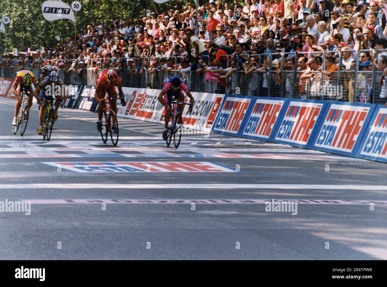 Gara di bicicletta su strada, Italia 1990s Foto Stock