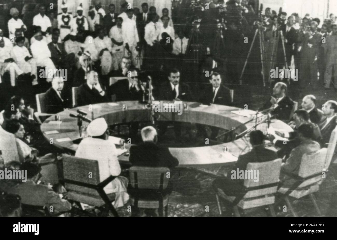Indian PM Indira Gandhi, il presidente di Iugoslavia Josif Broz Tito e il presidente egiziano Gamal Abdel Nasser all'apertura della conferenza tripartita del vertice, Nuova Delhi, India 1966 Foto Stock