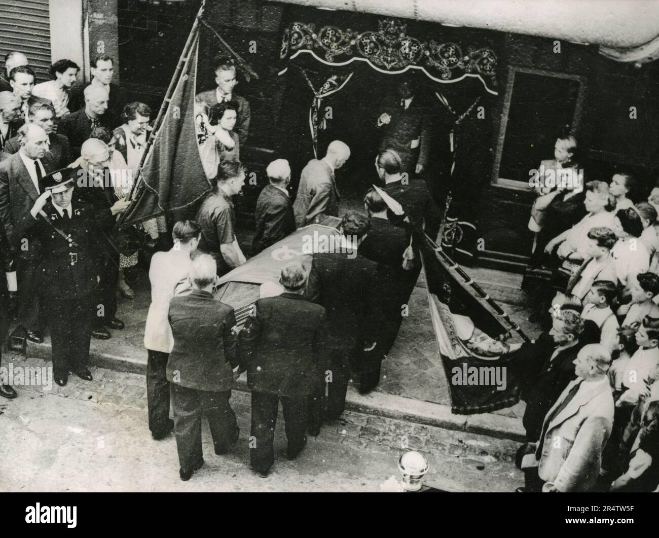 La bara contenente il corpo del leader comunista belga Julien Lahaut trasferito nel quartier generale comunista, Liege, Belgio 1950 Foto Stock