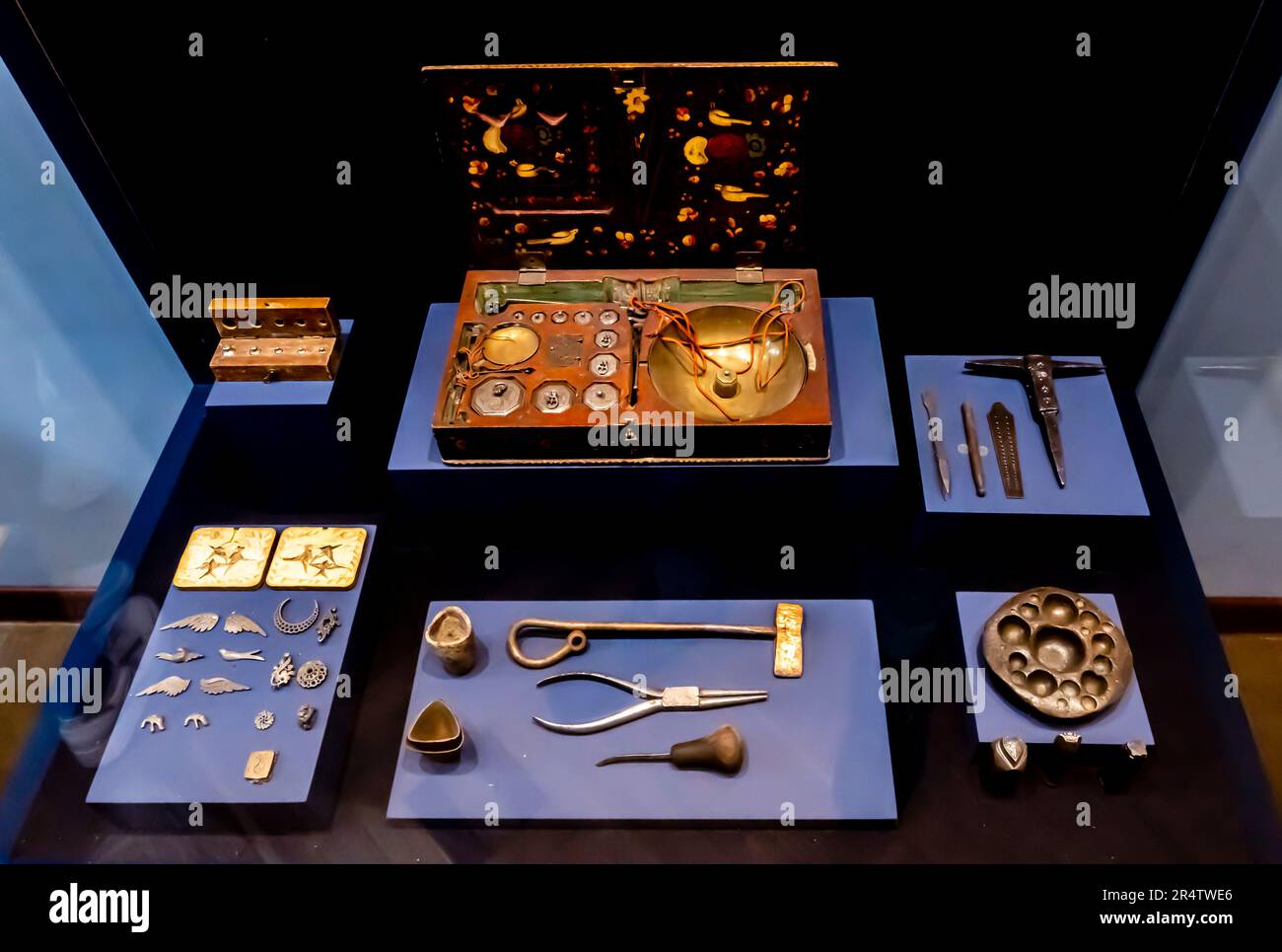 Esposizione di utensili per artigiani armeni: Orafi e argentieri, inventario. Yerevan Armenia. Museo di storia dell'Armenia Foto Stock