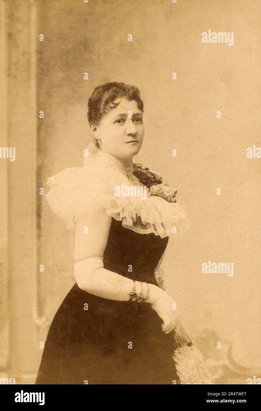 Ritratto di una donna vestita in bianco e nero, Italia 1890s Foto Stock