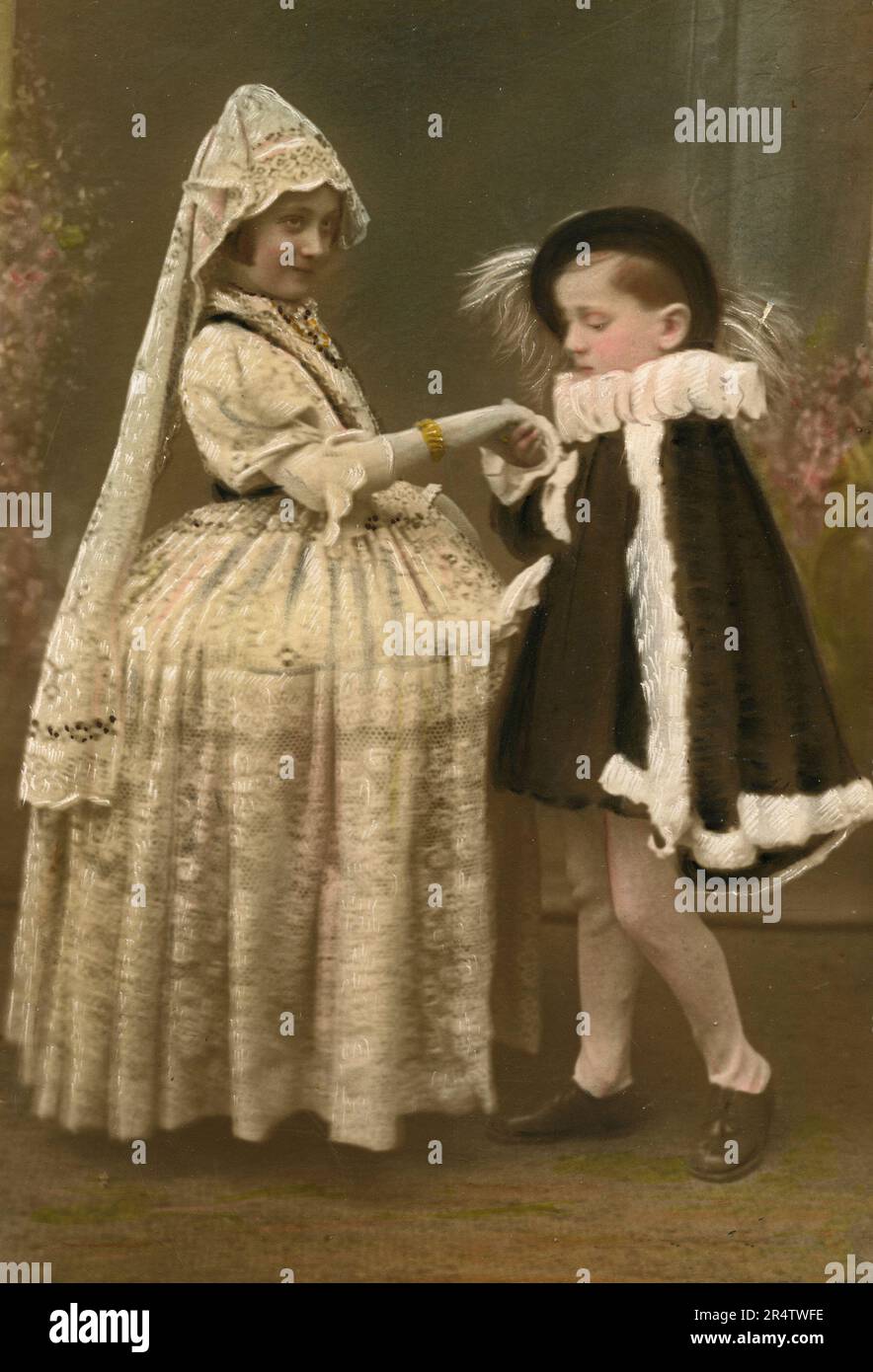 Ritratto colorato a mano di un paio di bambini vestito con maschere di Carnevale, Italia 1938 Foto Stock