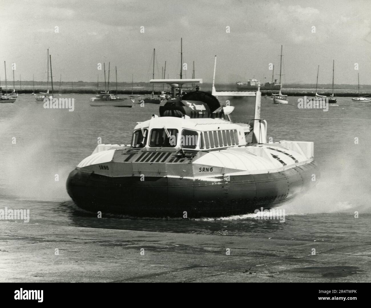 Un hovercraft SR.N6 del servizio British Rail Seaspeed tra Southampton e Cowes, Regno Unito 1966 Foto Stock