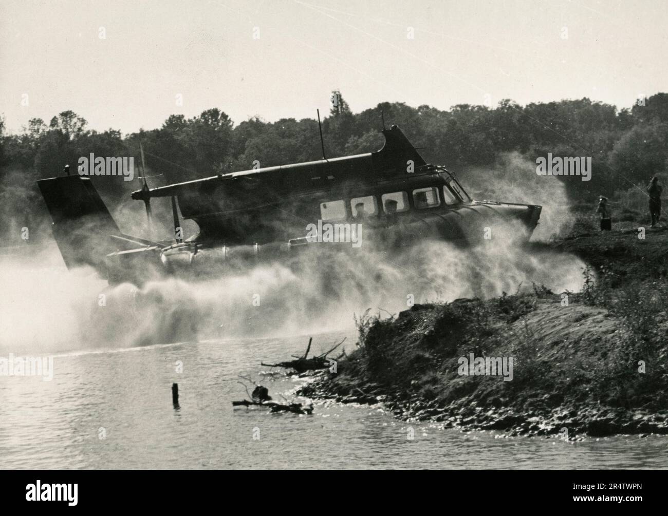 Hovercraft britannico che opera su acqua e terra durante una dimostrazione a Grez sur Loing, Francia 1966 Foto Stock