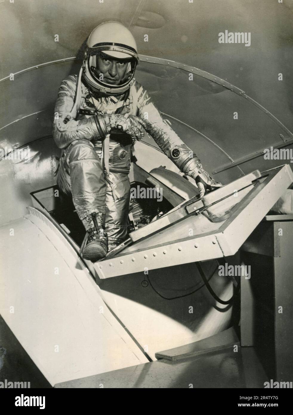 Astronauta americana della NASA Wally Schirra uscire da una camera di pressione, USA 1958 Foto Stock