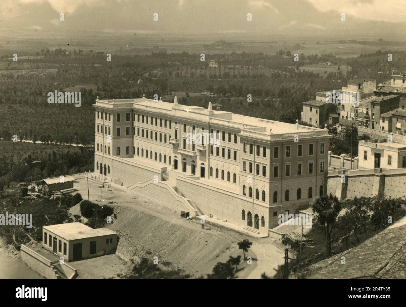 Vista panoramica del nuovo edificio scolastico della Scuola Elementari Pietro Tiravanti a Frosinone 1929 Foto Stock