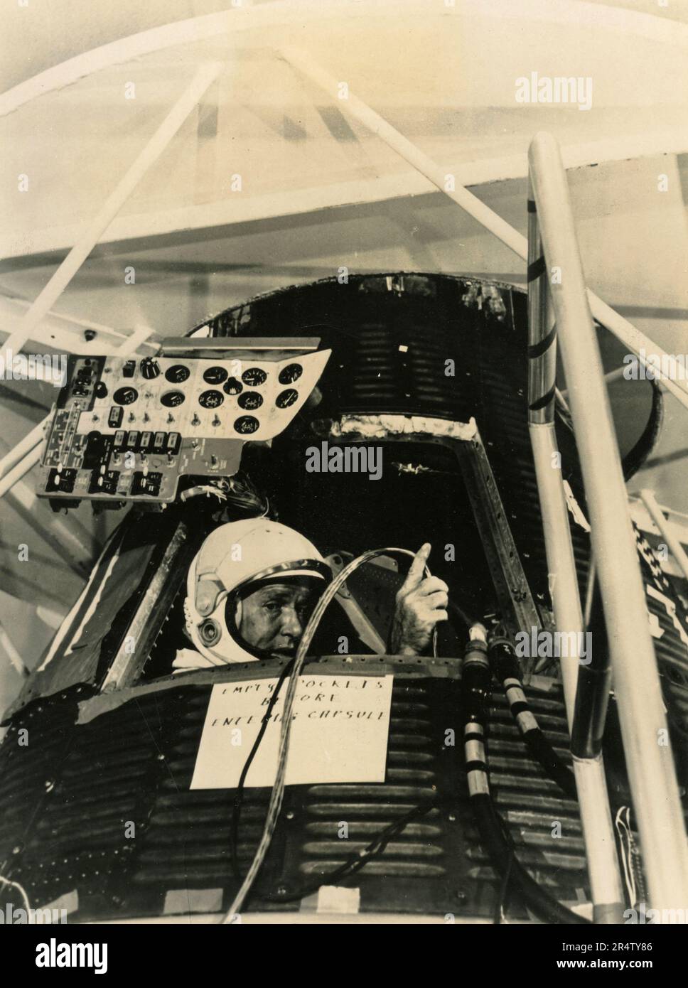 Astronauta americana della NASA Wally Schirra formazione con attrezzature di comunicazione, USA 1958 Foto Stock