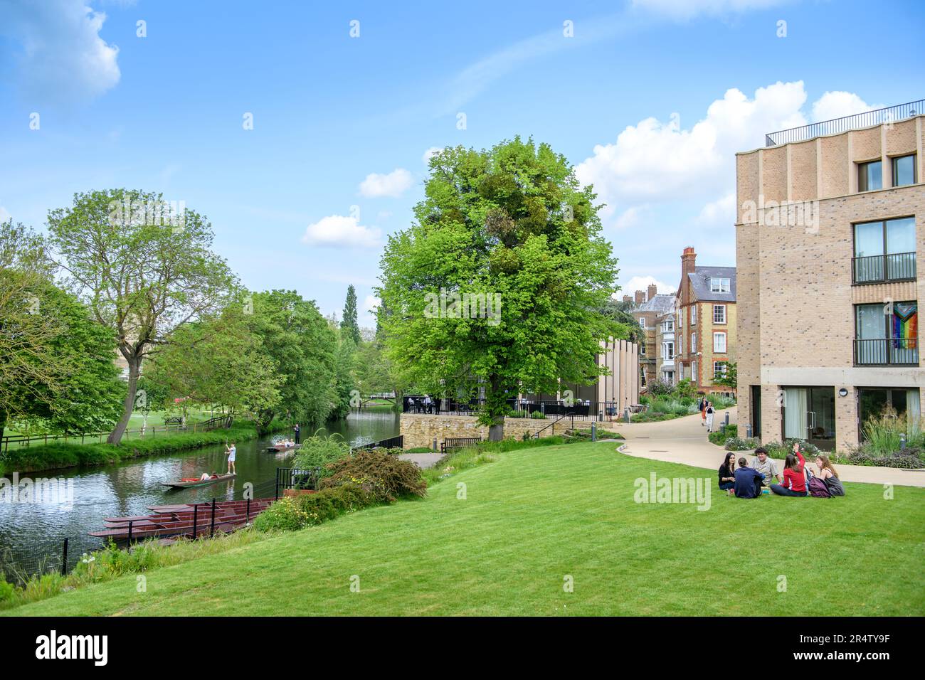 Il pontile e l'Anniversary Building (a destra) presso il St Hildaa's College, Oxford University UK Foto Stock