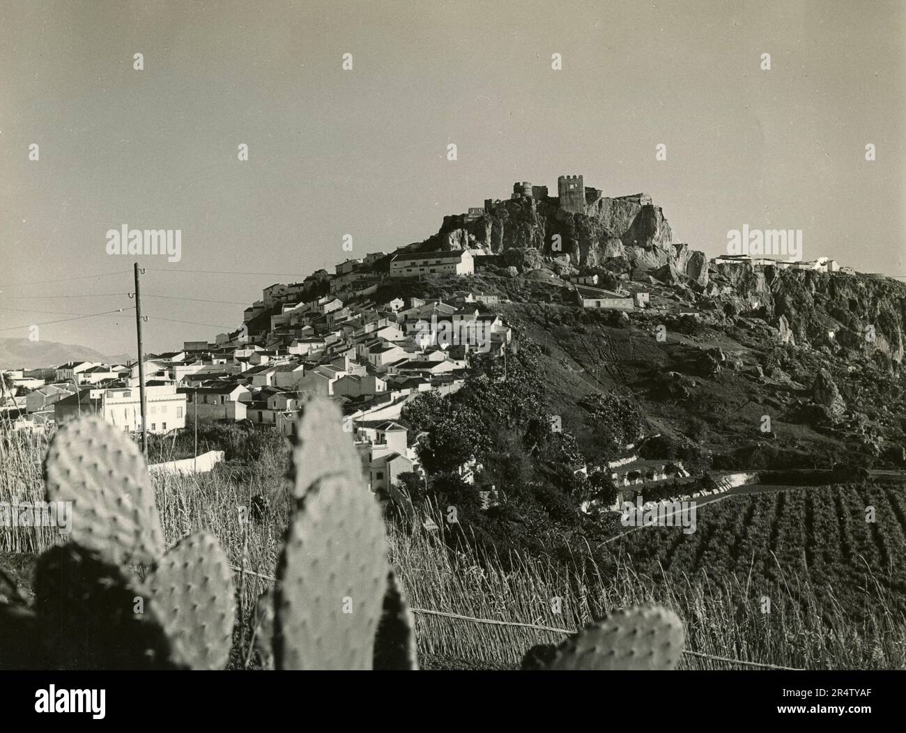 Vista di un villaggio e di un castello sulla cima di una collina, Spagna 1970s Foto Stock
