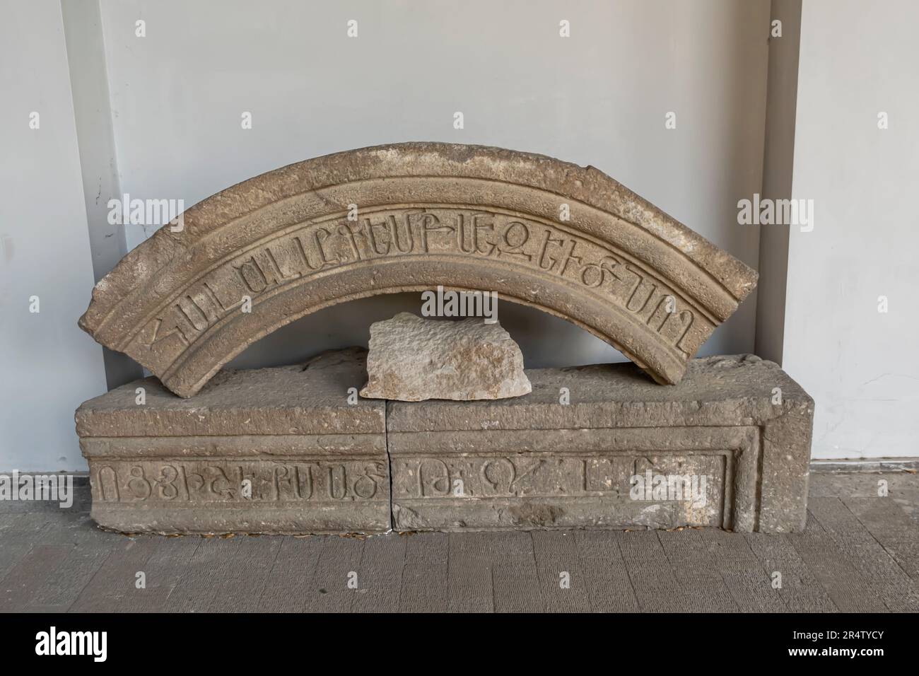 Khachkar telaio, pietra. 13th ° secolo. Armenia. Una pietra a croce armeno o khachkar è una stele commemorativa scolpita che porta una croce, Foto Stock