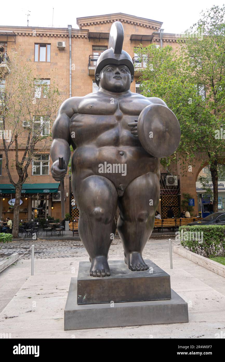 Scultura del gladiatore romano a Erevan, Armenia dello scultore colombiano Fernando Botero - Giardino di sculture Cafesjian - 1986 Foto Stock