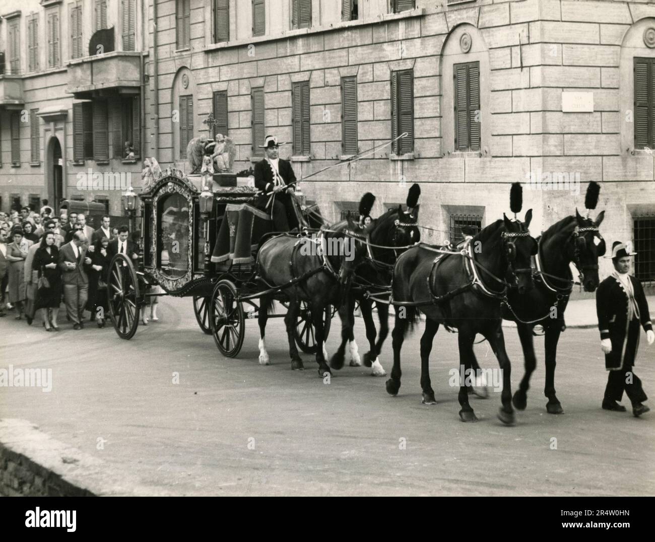 Funerale in carrozza a quattro cavalli con i pianti, Roma, Italia 1960s Foto Stock