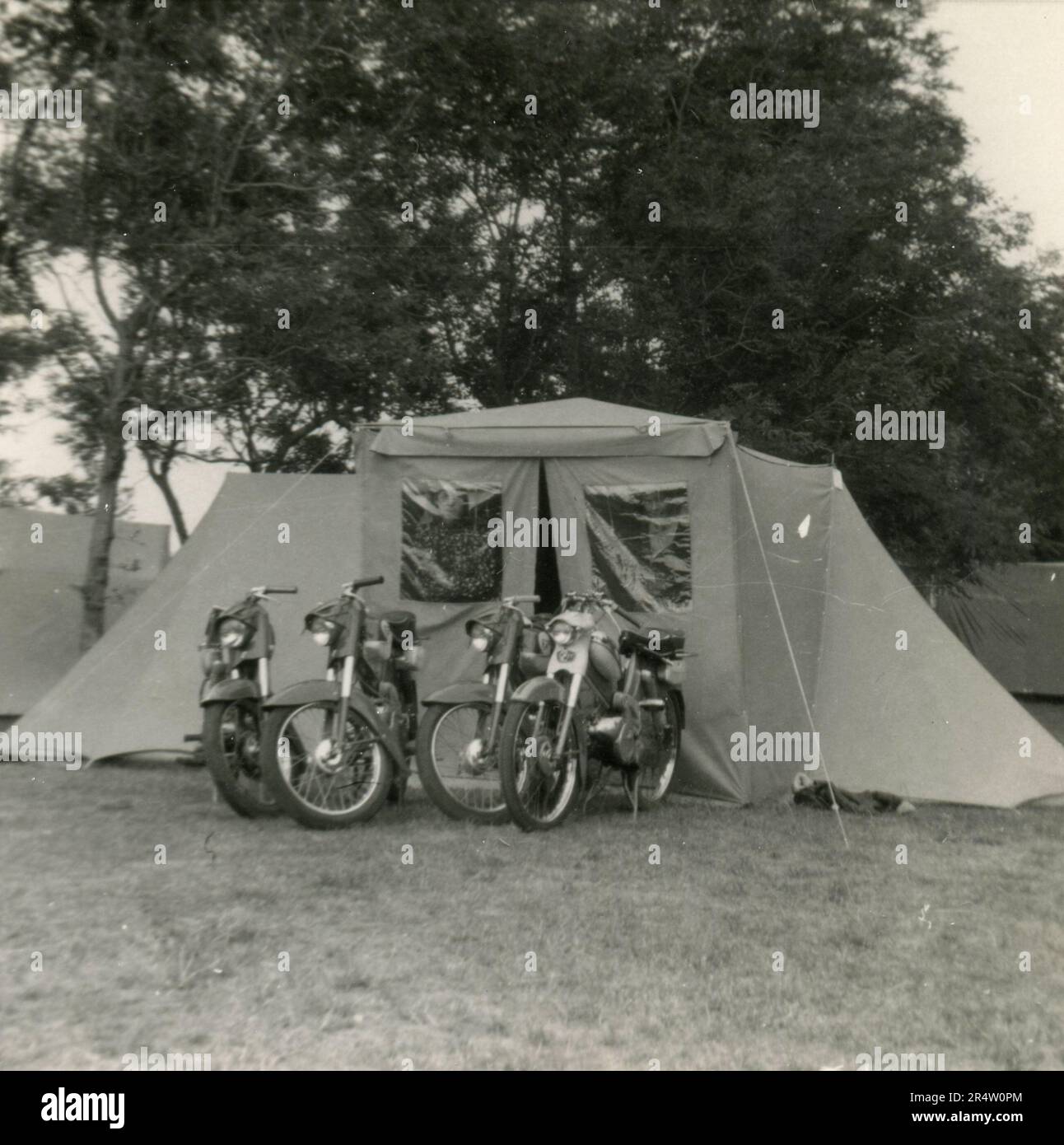 Campeggio nel 1960s: La tenda e le moto parcheggiate fuori, Danimarca 1966 Foto Stock