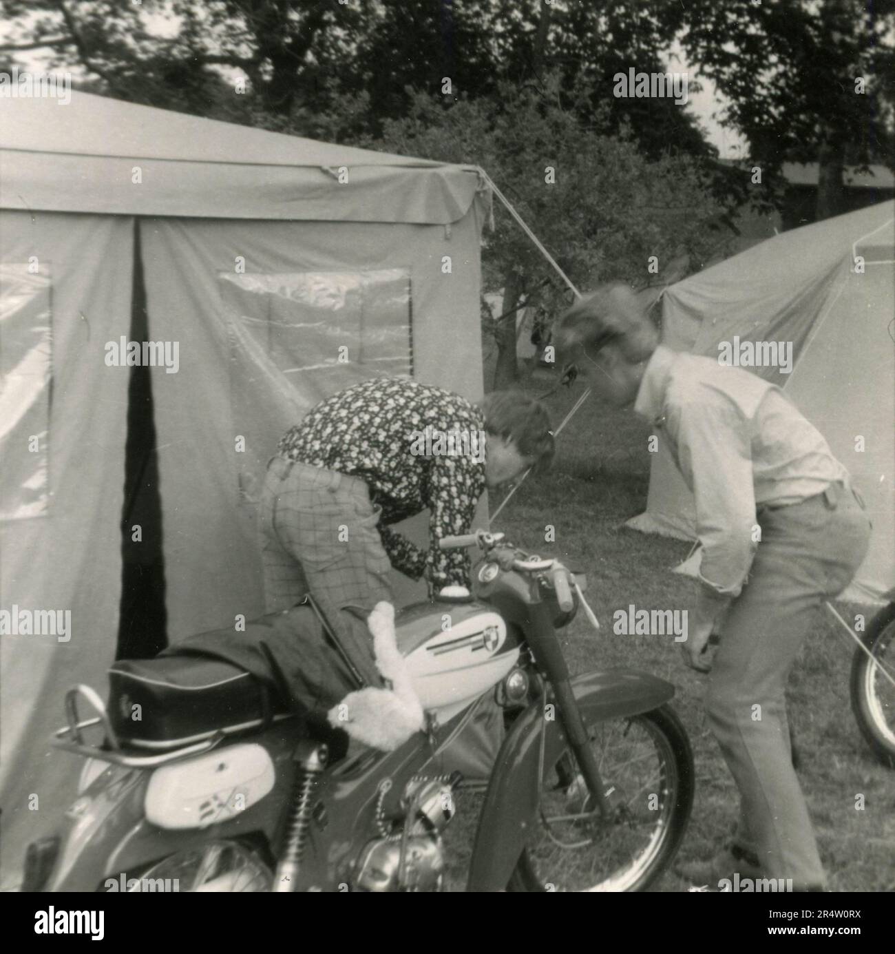 Campeggio nel 1960s: La tenda e le moto parcheggiate fuori, Danimarca 1966 Foto Stock