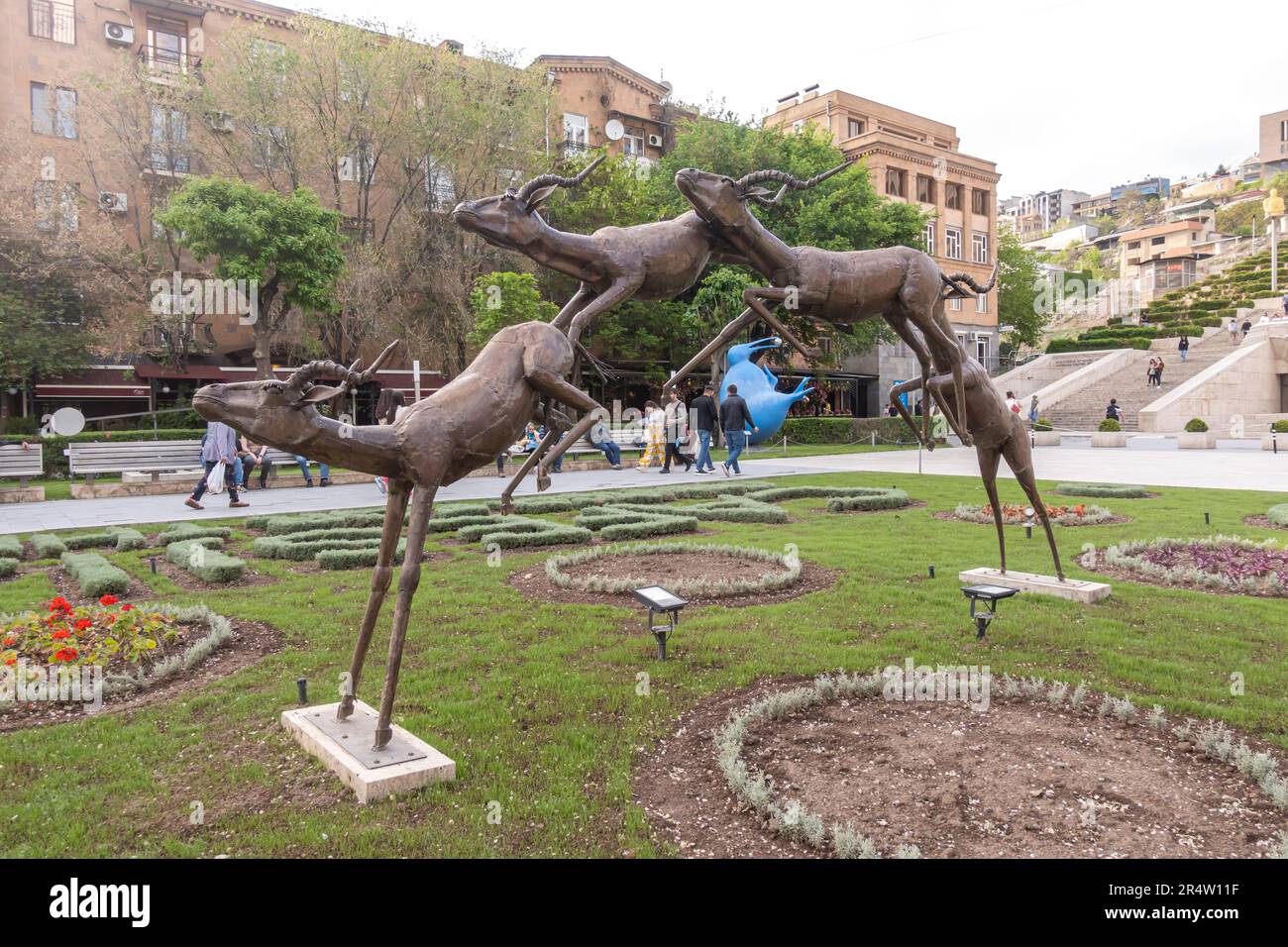 Scultura 'Impala Impala', 'Antelope Jumping', dello scultore britannico Saraj Guha. 2005 Yerevan Armenia Foto Stock