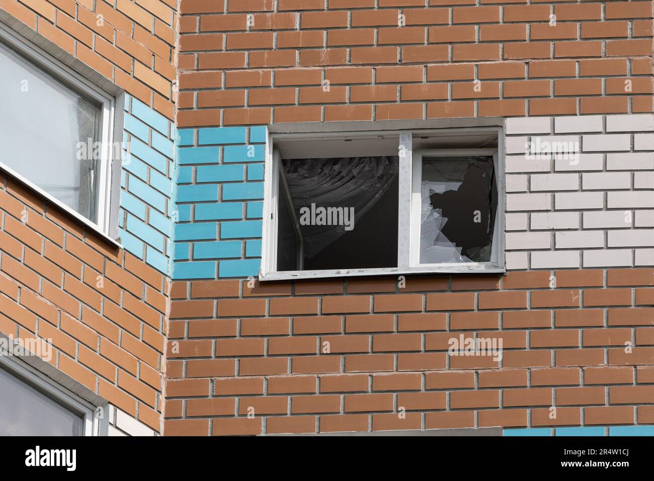 Mosca. 30th maggio, 2023. Questa foto scattata il 30 maggio 2023 mostra un edificio danneggiato nel sito di un attacco di droni a Mosca, Russia. Diversi edifici sono stati leggermente danneggiati da un attacco di droni a Mosca all'inizio di martedì, ha riferito la RIA Novosti della Russia, citando il sindaco di Mosca Sergei Sobyanin. Sobyanin ha detto che non ci sono state segnalazioni immediate di lesioni gravi. Tutti i servizi di emergenza erano sulla scena e, ha detto, sono in corso ulteriori indagini sull'attacco. Credit: Bai Xueqi/Xinhua/Alamy Live News Foto Stock